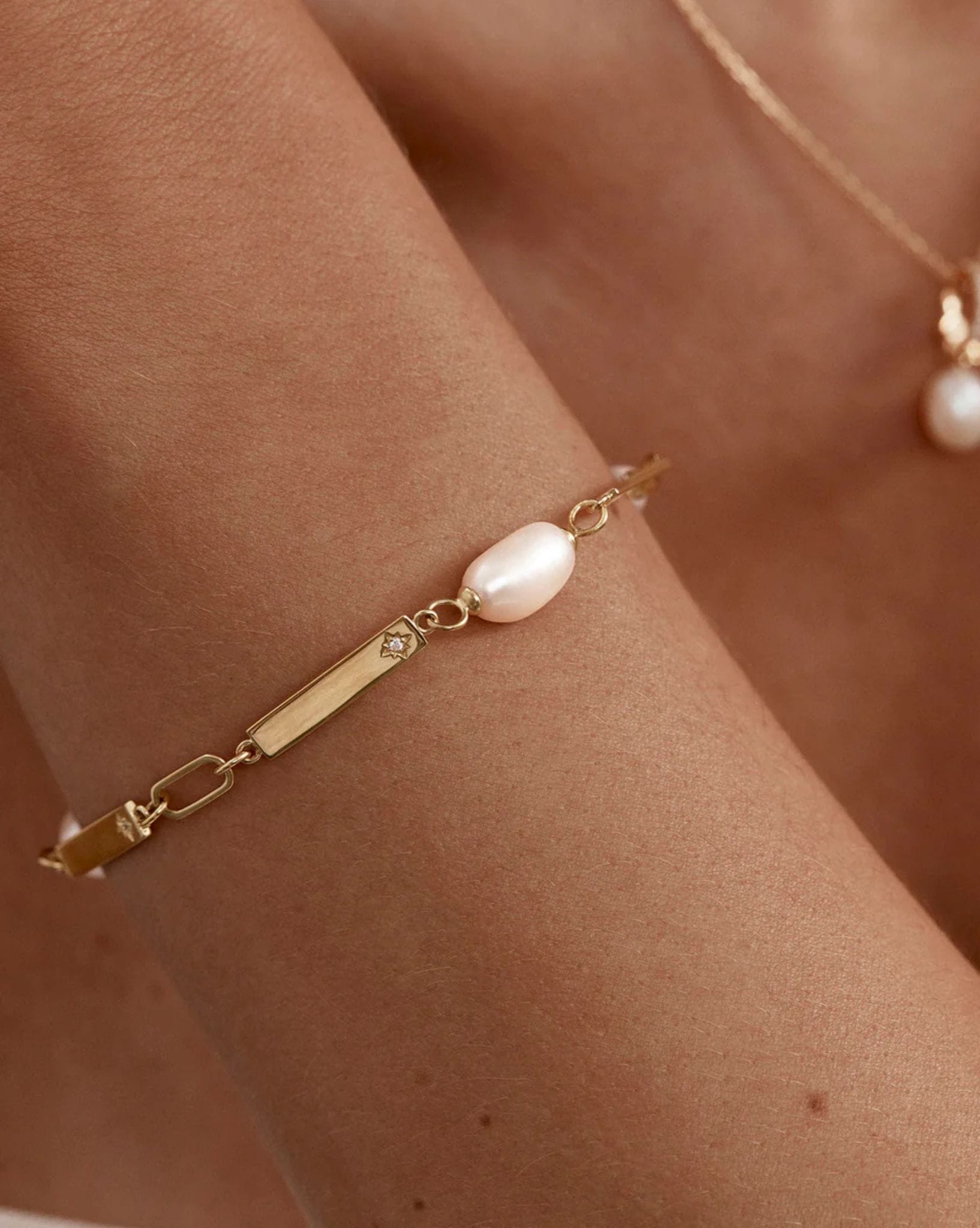 By Charlotte 18k Gold Vermeil - Connected By Love Pearl and Engravable Bar Bracelet