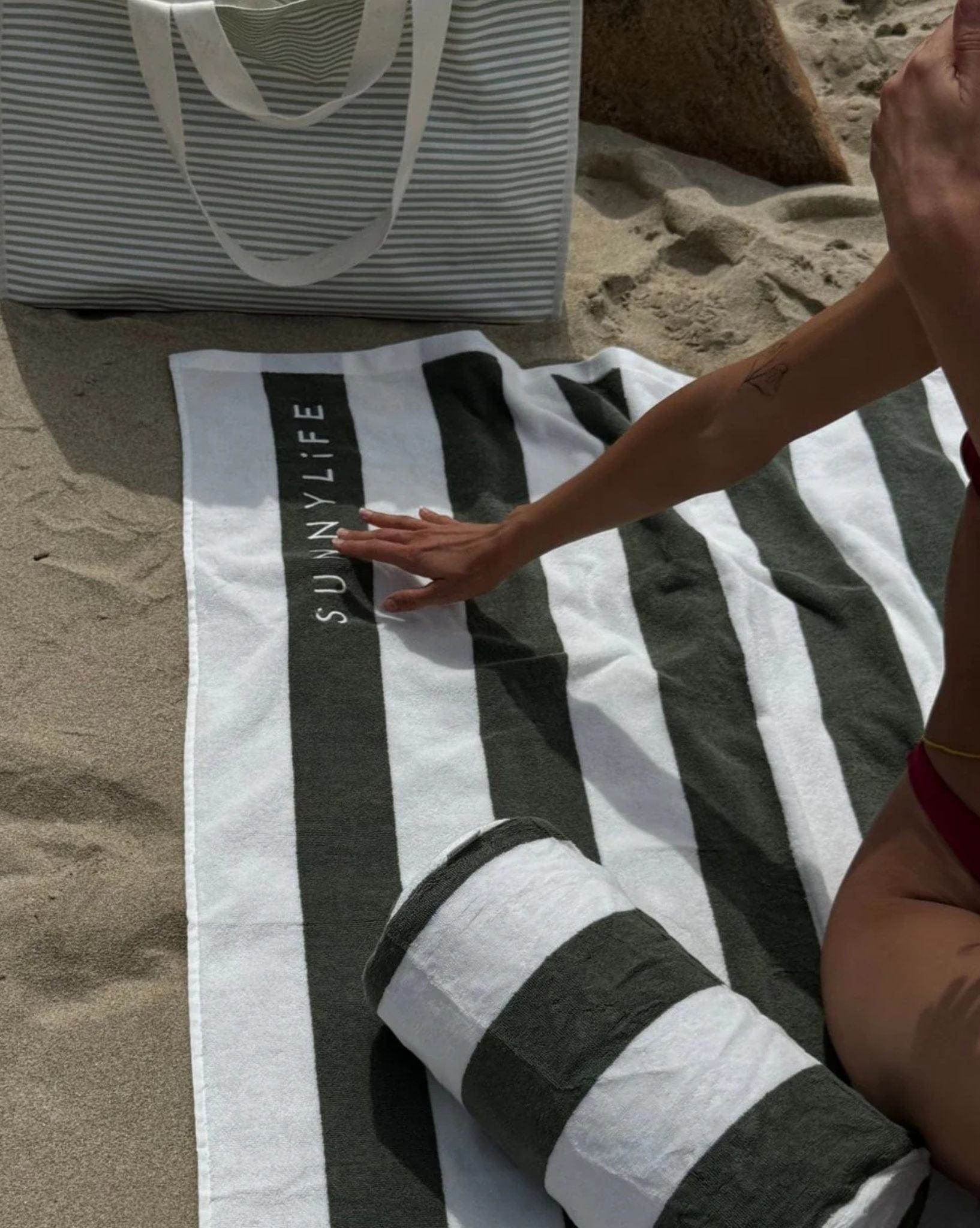SunnyLife Inflatable Beach Pillow The Vacay Olive Stripe
