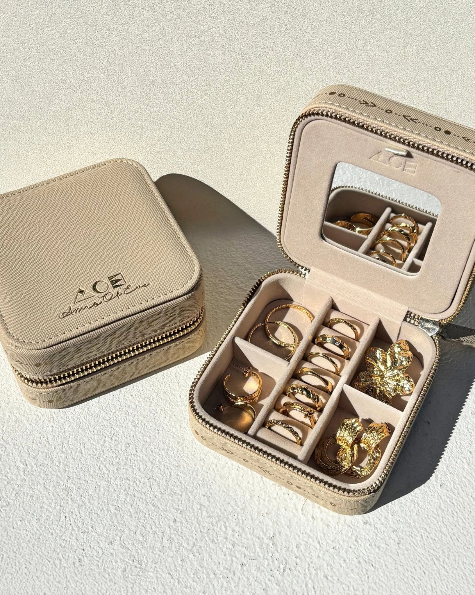 Arms Of Eve Monroe Jewellery Case