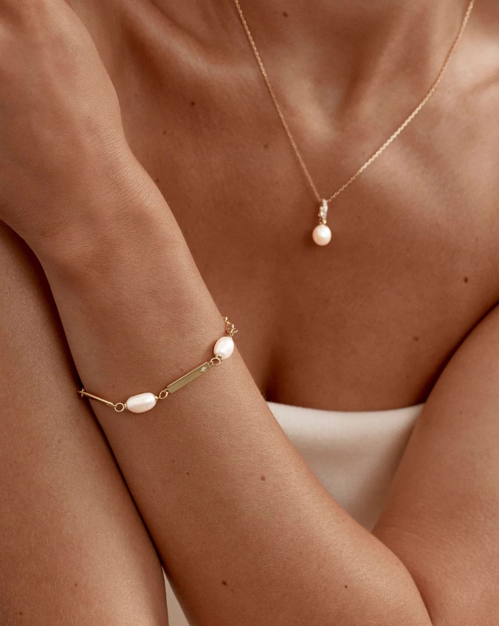 By Charlotte 18k Gold Vermeil - Connected By Love Pearl and Engravable Bar Bracelet