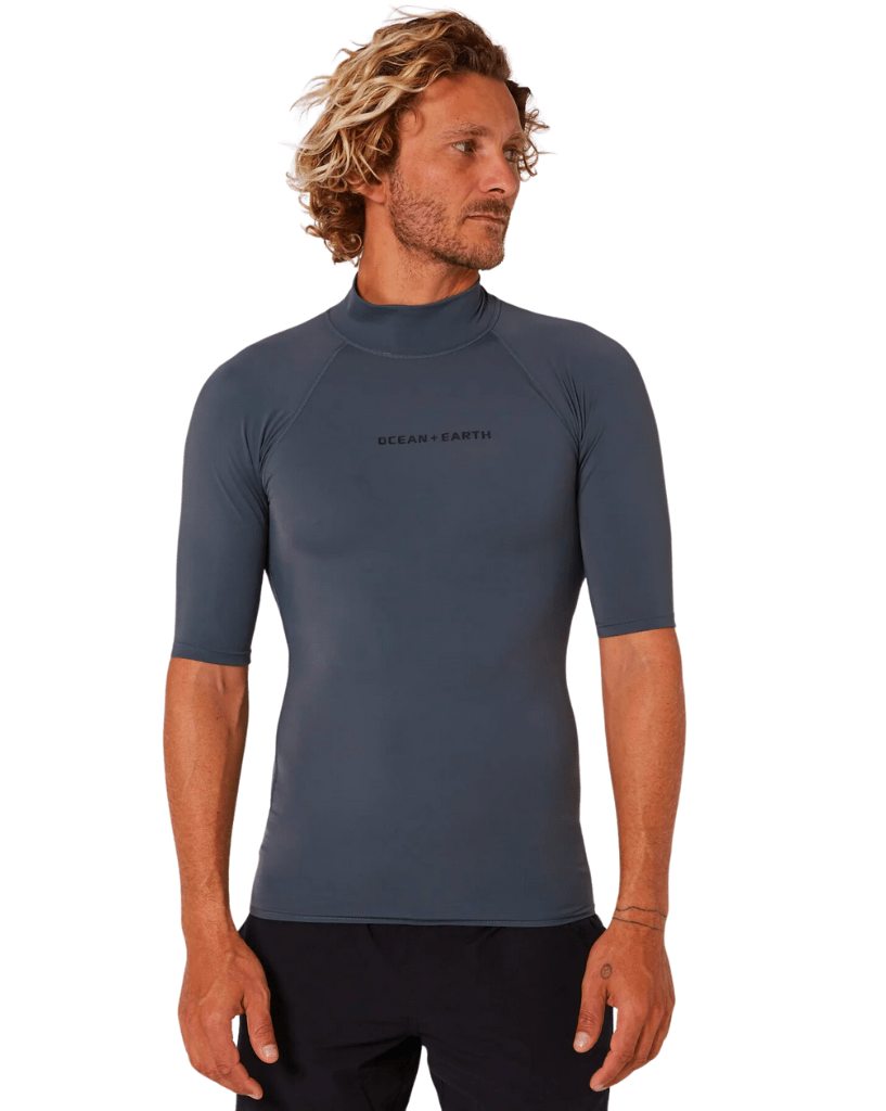 Ocean & Earth MENS SCRIPT S/S RASH SHIRT