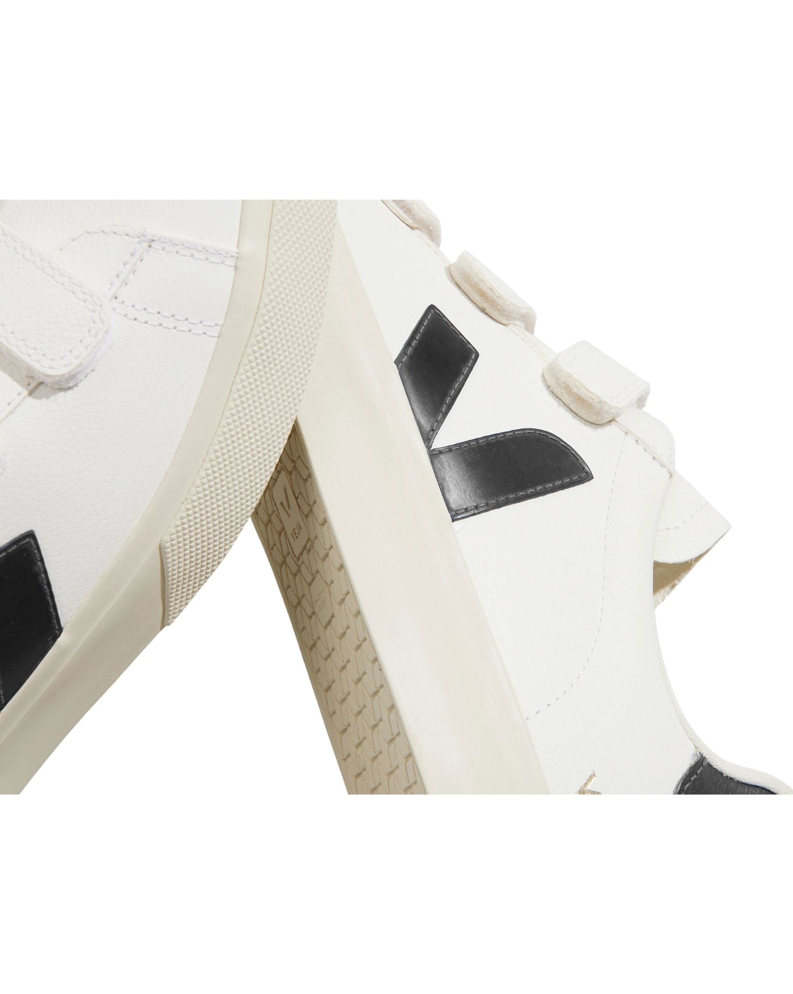 Veja Recife Chromefree Leather- Extra White I Black